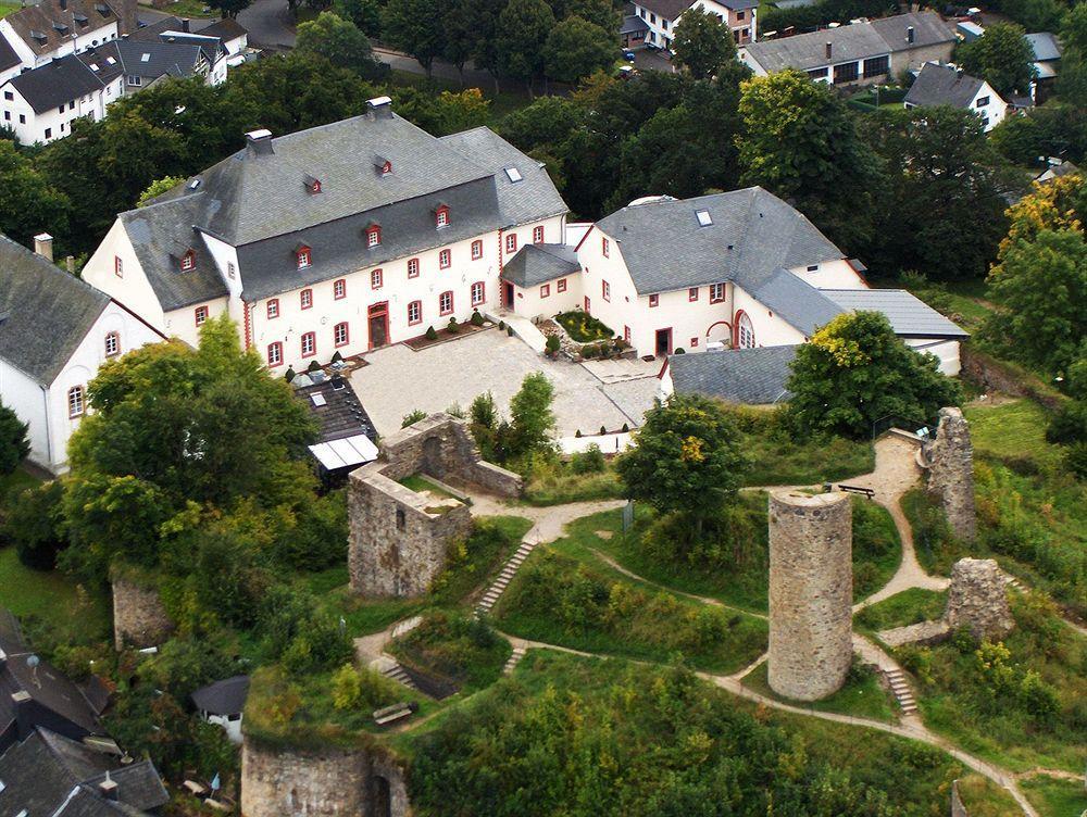 Schlosshotel Burghaus Kronenburg Кроненбург Экстерьер фото