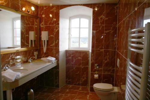 Schlosshotel Burghaus Kronenburg Кроненбург Номер фото